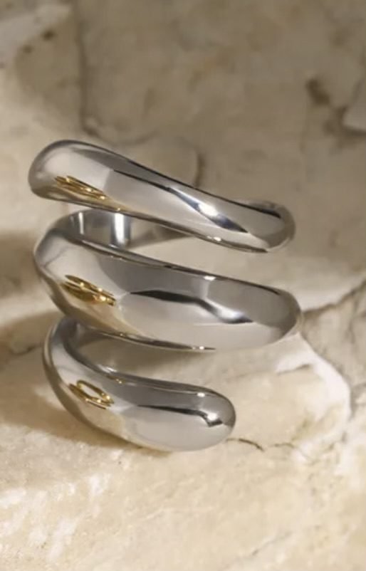 Ατσάλινο δαχτυλίδι σε ασημί χρώμα σε σχήμα σπιράλ
