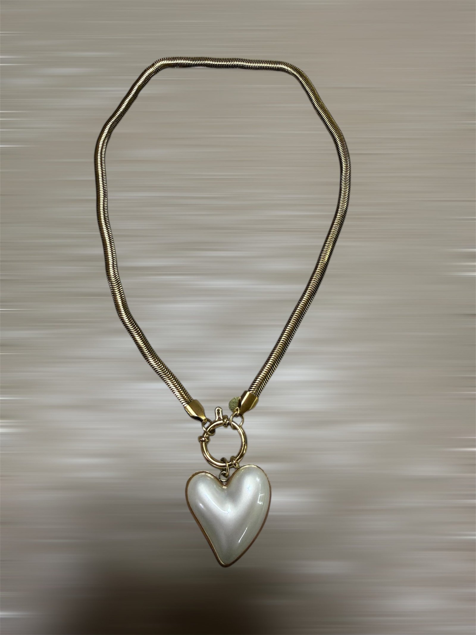 Ατσάλινο κολιέ με σχήμα καρδιά σε άσπρο χρώμα και χρυσή αλυσίδα