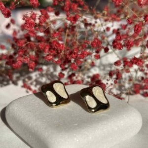 Ατσάλινα σκουλαρίκια με μοντέρνο σχεδιασμό σε χρυσό και άσπρο χρώμα