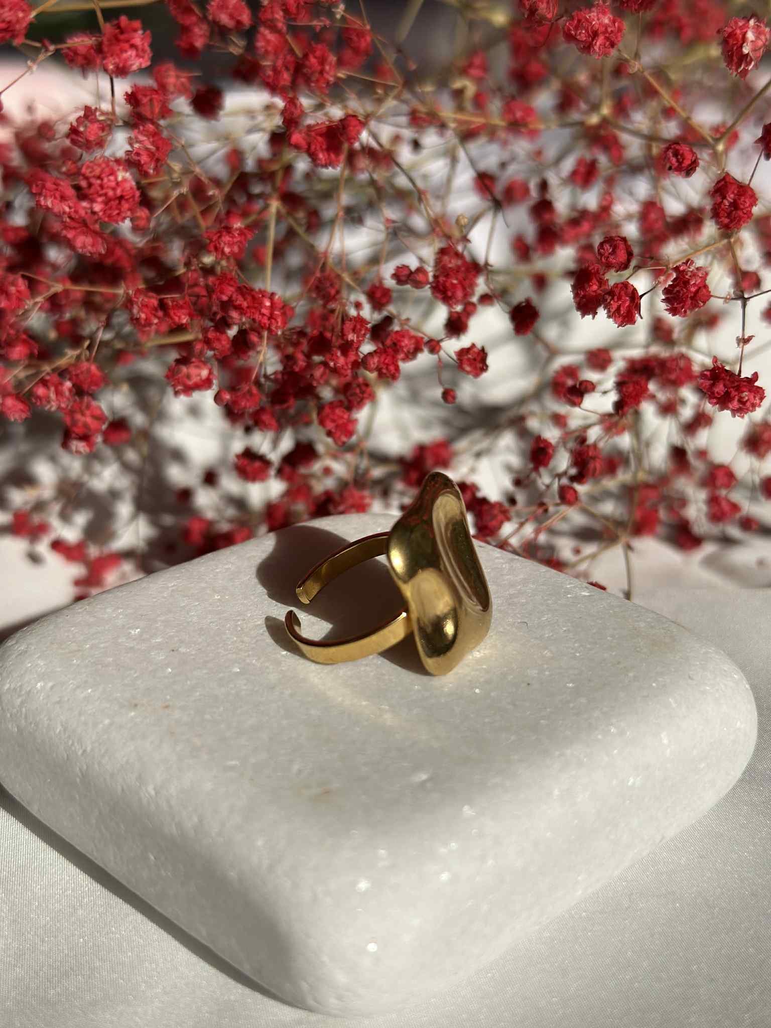 Ατσάλινο δαχτυλίδι με μοντέρνο αφηρημένο σχέδιο σε χρυσό χρώμα και ασημί χρώμα - Image 3