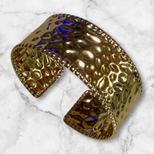 Ατσάλινο βραχιόλι τύπου cyff με ανάγλυφη επιφάνεια σε χρυσό χρώμα