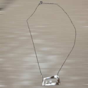 Ατσάλινο κολιέ με Μοντέρνο Γεωμετρικό Στοιχείο & Λαμπερές Λεπτομέρειες σε Ασημί Χρώμα