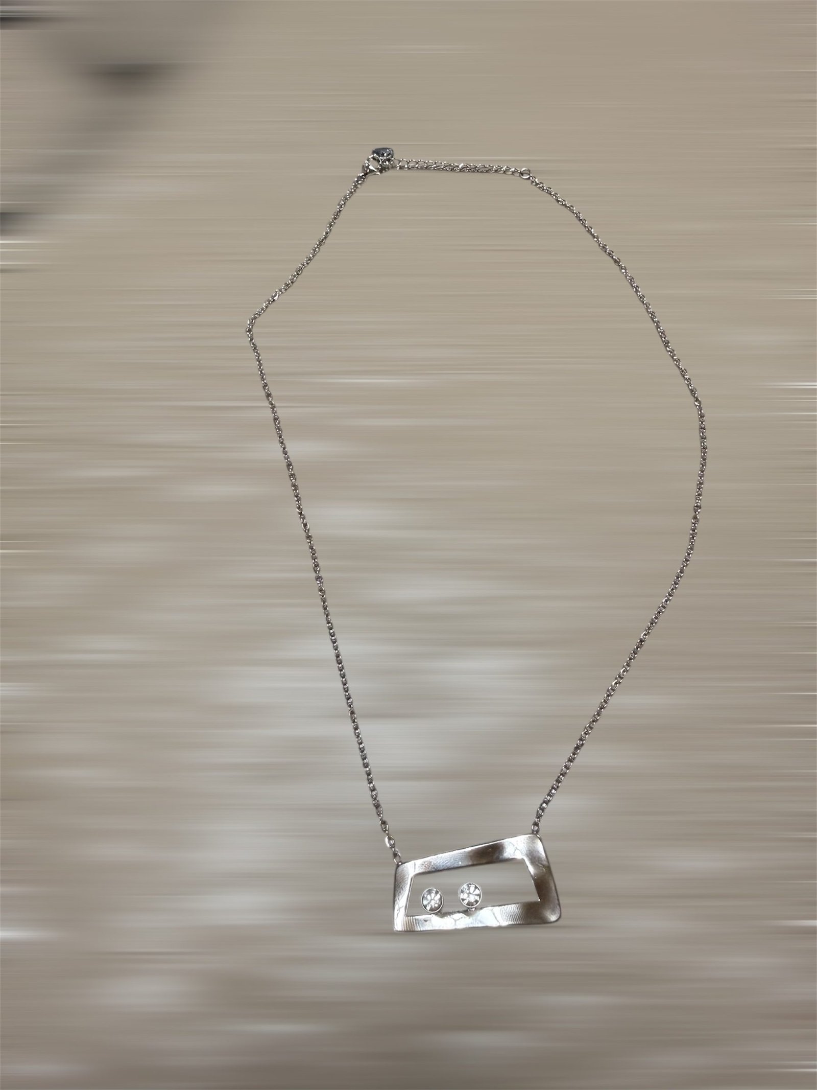 Ατσάλινο κολιέ με Μοντέρνο Γεωμετρικό Στοιχείο & Λαμπερές Λεπτομέρειες σε Ασημί Χρώμα