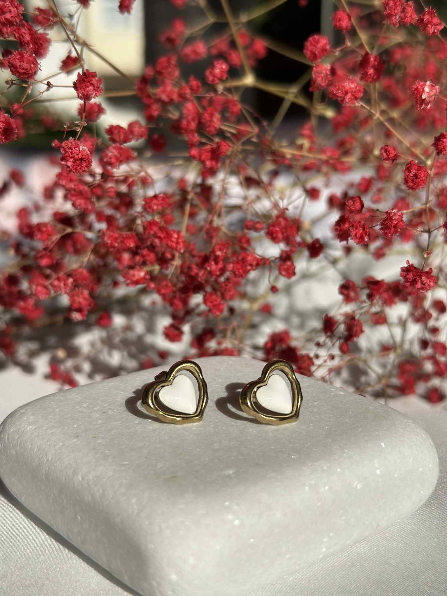 Ατσάλινα σκουλαρίκια με σχήμα καρδιά σε χρυσό και άσπρο χρώμα