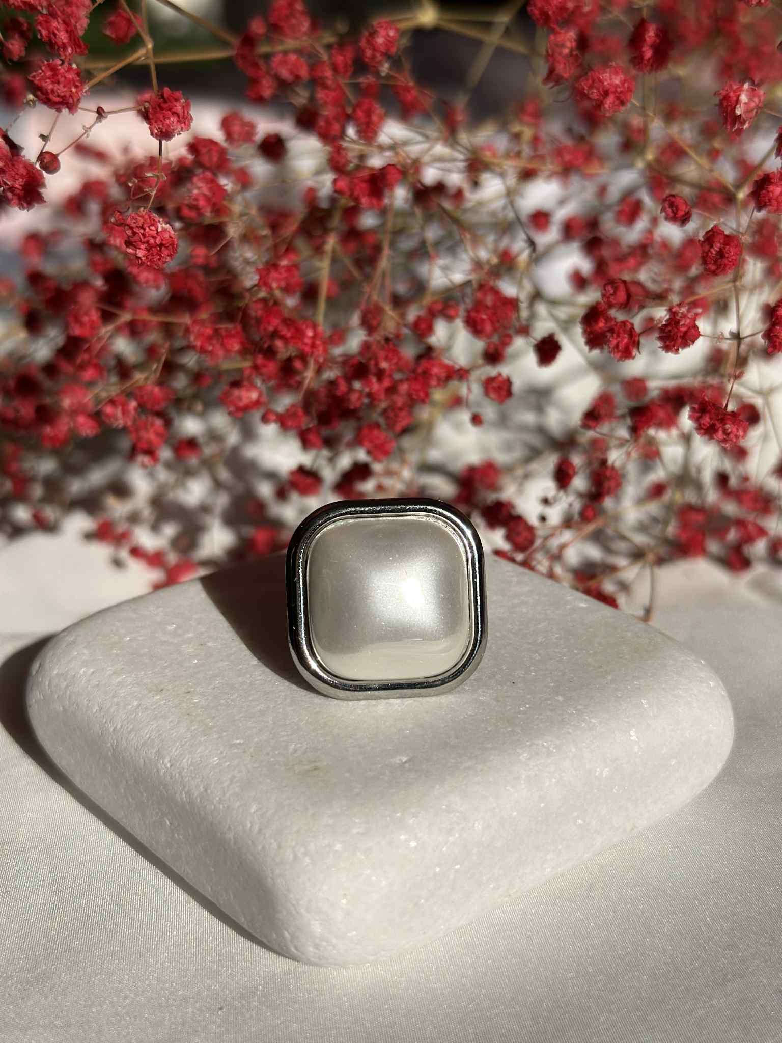 Ατσάλινο δαχτυλίδι με άσπρη πέτρα σε χρυσό χρώμα και σε ασημί χρώμα - Image 4