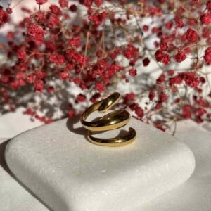 Ατσάλινο δαχτυλίδι σε Μοντέρνο χρυσό χρώμα με σπειροειδή, γλυπτικό σχεδιασμό