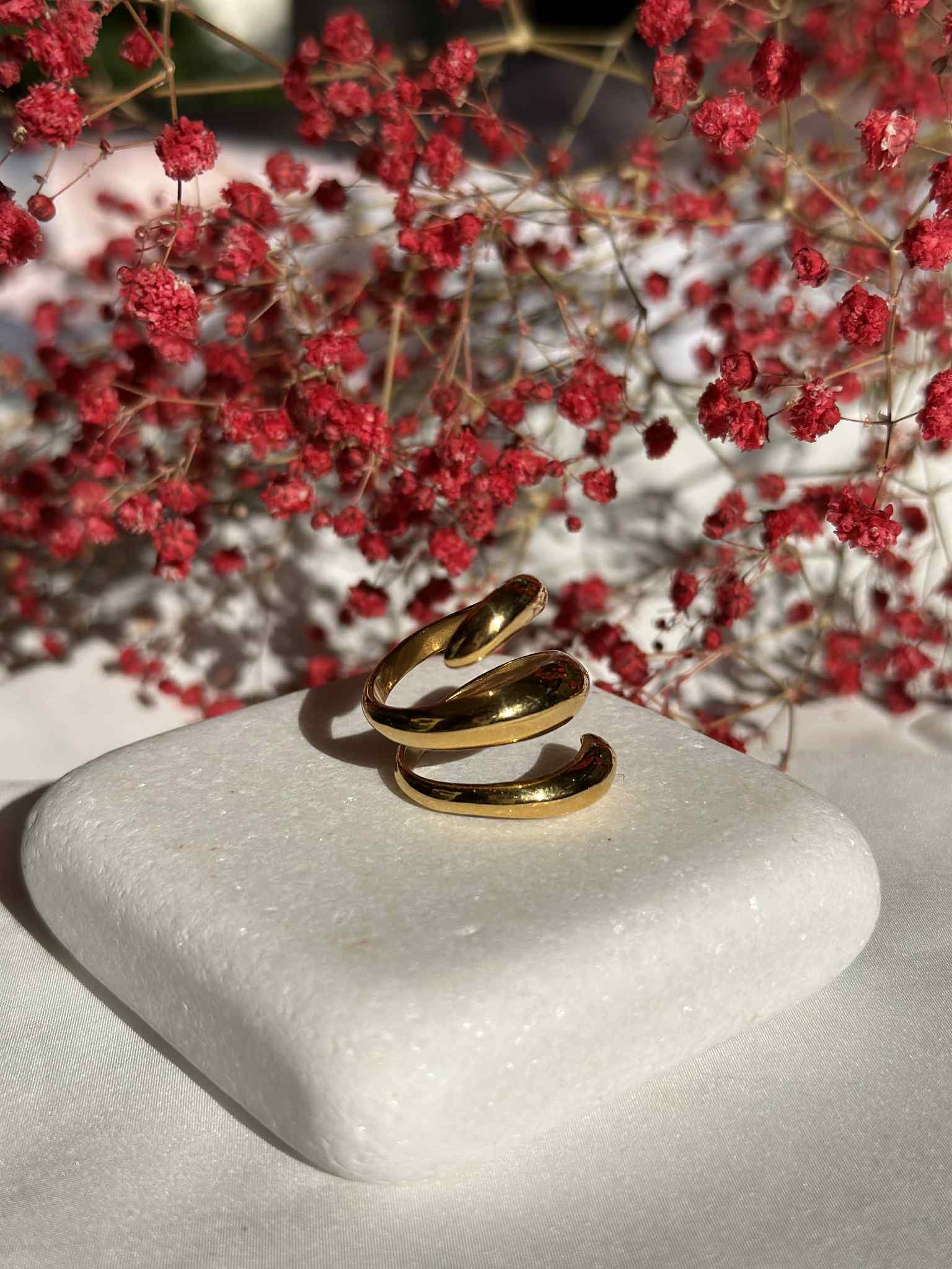 Ατσάλινο δαχτυλίδι σε Μοντέρνο χρυσό χρώμα με σπειροειδή, γλυπτικό σχεδιασμό