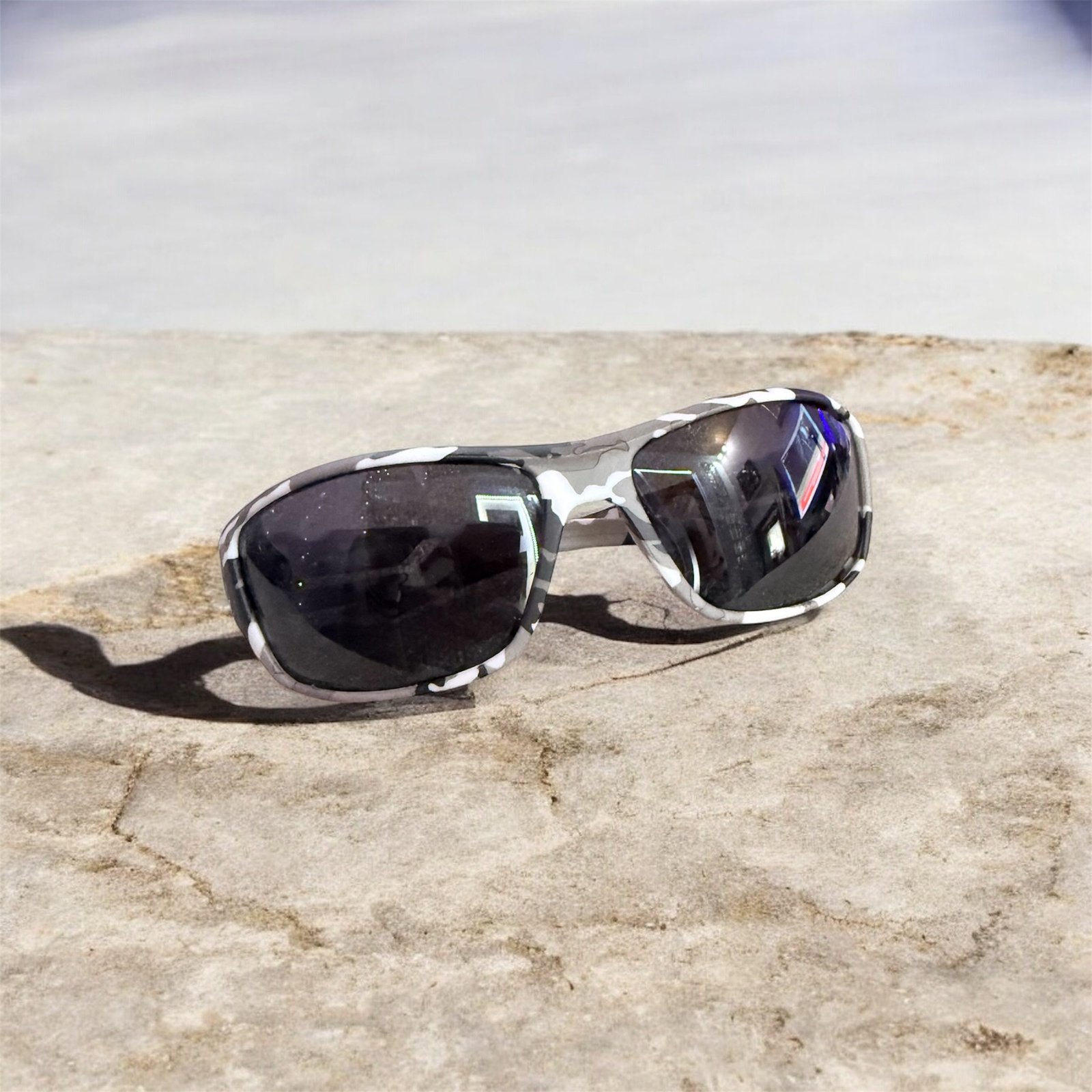 Αντρικά γυαλιά ηλίου σε άσπρο χρώμα και χακί χρώμα παραλλαγής