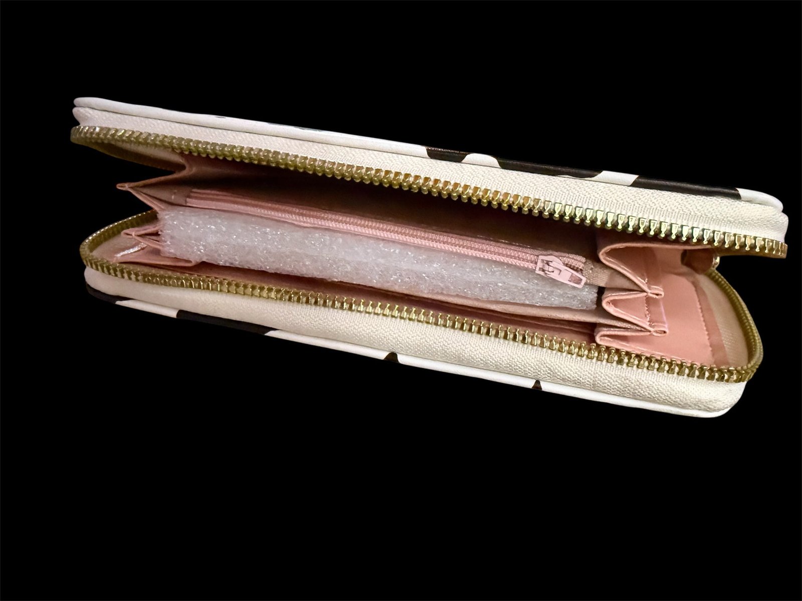 Πορτοφόλι σε απομίμηση δέρματος με μοτίβο αγελάδας με άσπρο και μαύρο χρώμα - Image 2