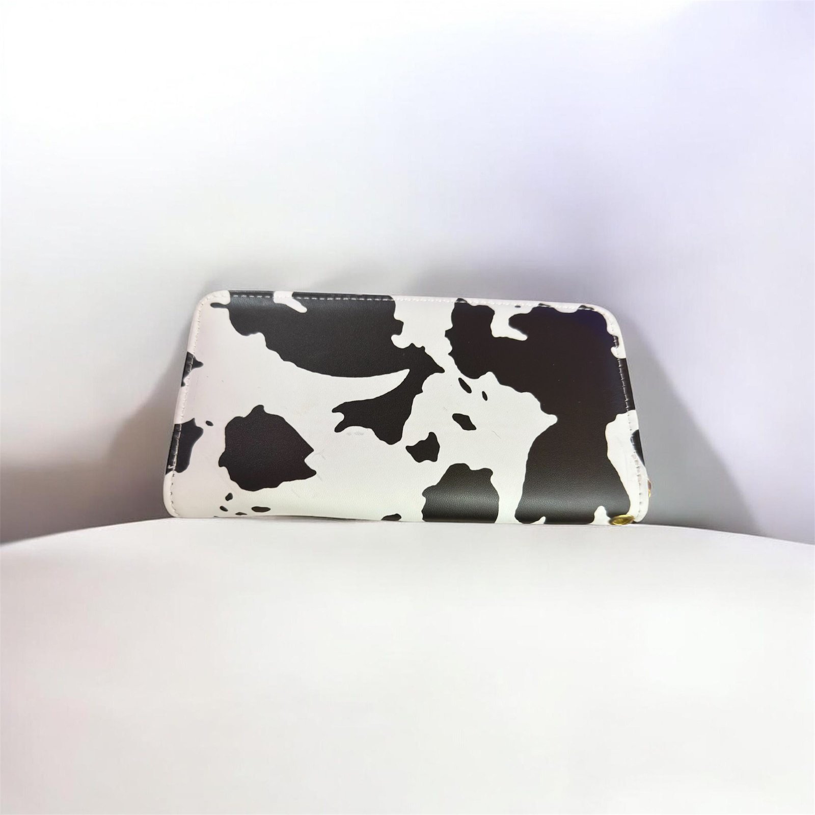 Πορτοφόλι σε απομίμηση δέρματος με μοτίβο αγελάδας με άσπρο και μαύρο χρώμα