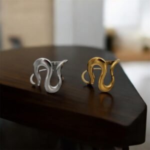 Ατσάλινο δαχτυλίδι με μοντέρνο ρευστό γλυπτικό σχεδιασμό σε ασημί χρώμα και χρυσό χρώμα