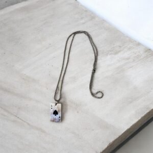 Ατσάλινο κολιέ με σχέδιο φύλλου τράπουλας σε ασημί χρώμα