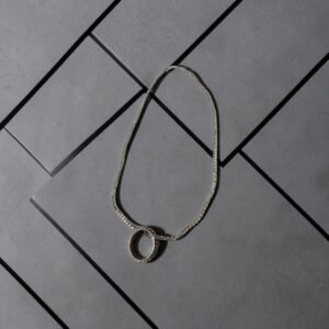 Ατσάλινο κολιέ με βέρα σε ασημί χρώμα