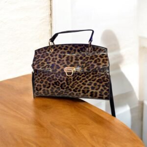 Τσάντα animal print με χρυσό κούμπωμα