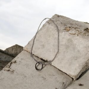 Ατσάλινο κολιέ με βέρα σε ασημί χρώμα