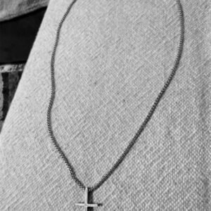 Ατσάλινος σταυρός σε ασημί χρώμα με λεπτό μοντέρνο σχεδιασμό