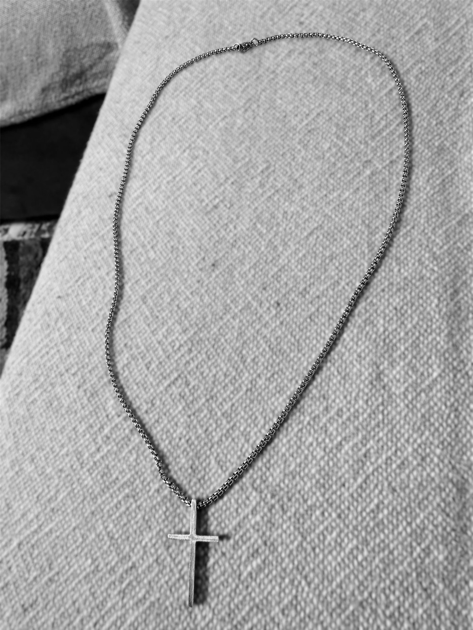 Ατσάλινος σταυρός σε ασημί χρώμα με λεπτό μοντέρνο σχεδιασμό