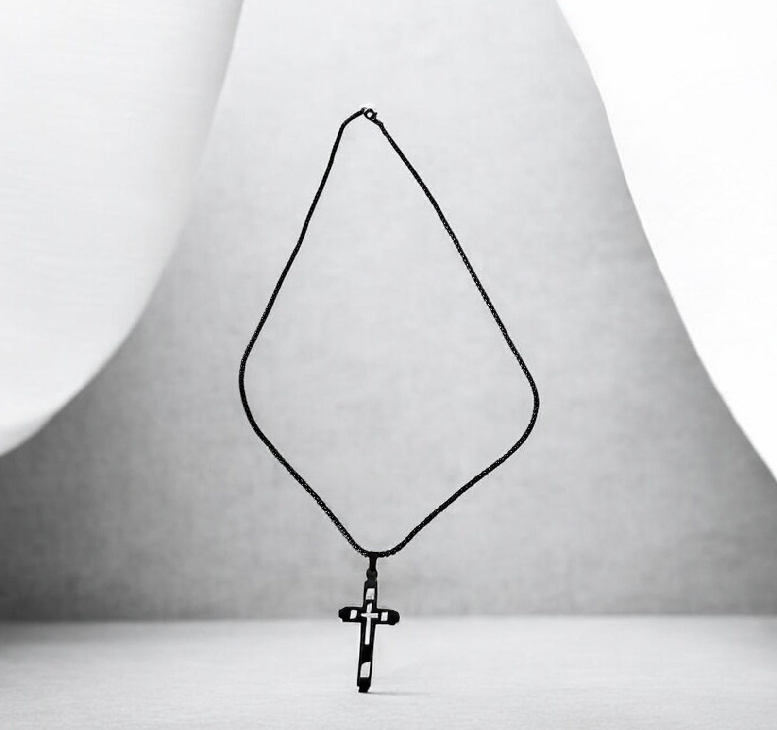 Ατσάλινος σταυρός με μαύρη ή ασημί αλυσίδα σε μαύρο ή ασημί χρώμα