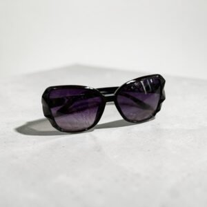 Γυαλιά ηλίου σε μαύρο χρώμα με κλασσικό σχέδιο