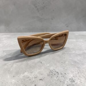 Γυαλιά ηλίου σε μπεζ ανοιχτό χρώμα