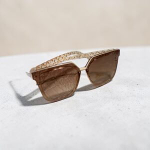 Γυαλιά ηλίου σε μπεζ χρώμα και μοντέρνο σκελετό