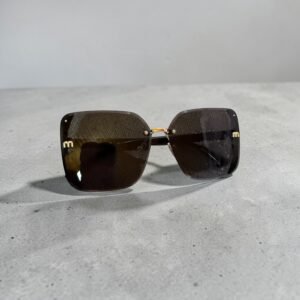 Γυαλιά ηλίου σε μαύρο χρώμα και χρυσές και γκρι λεπτομέρειες