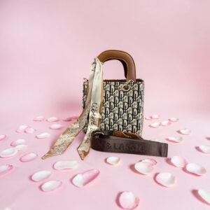 Γυναικεία τσάντα σε μπέζ χρώμα και μαύρες λεπτομέρειες