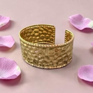 Ατσάλινο βραχιόλι cuff σε χρυσό χρώμα σφυρηλατημένο